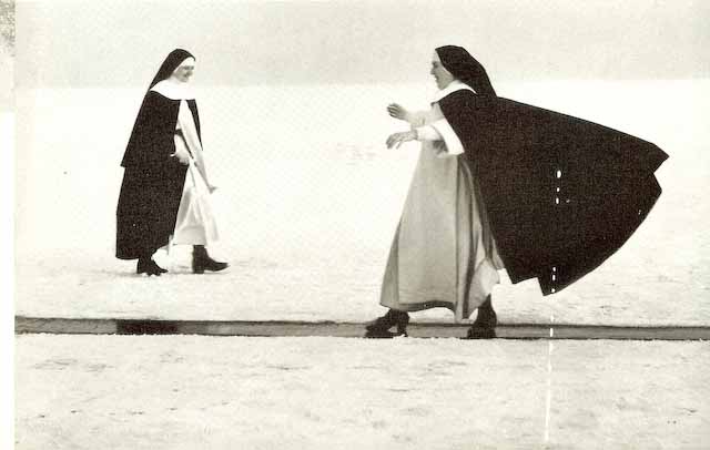 Zwei Nonnen in vollem Habit. Eine schlittert vergnügt - mit wehendem Mantel - auf dem glatten Eis. Eisprozession, Münsterlingen und Hagnau