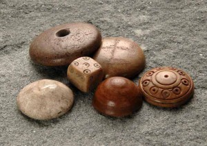 ein Würfel und fünf runde, polierte Spielsteine, gefunden in Pfyn. Amt für Archäologie Kanton Thurgau