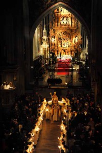 Blick von der Empore des Münsters in die nur von Kerzen erleuchtete Kirche, in der die Gläubigen das Nikolausfest feiern, © Foto Lauterwasser