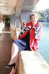 Die Autorin Barbara Hutzl-Ronge mit einem Seidentuch der Zürcher Firma Fabric Frontline an der Schiffe